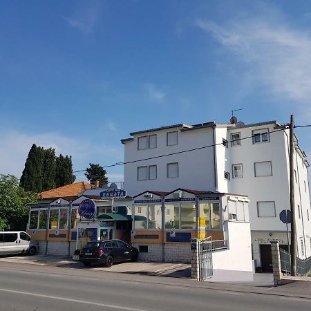 Guesthouse Varnica Kaštel Lukšić Exterior foto